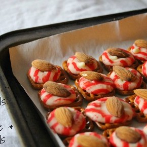 Easy Sweets :: Pretzels with Chocolate & Almonds